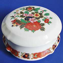 Limoge white, round box with flowers
